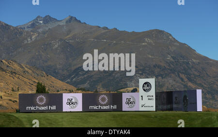 Arrowtown, Neuseeland. 25. Februar 2014. Gesamtansicht der 1. Abschlag vor dem Start der New Zealand Golf Open in The Hills, Arrowtown, Neuseeland. Bildnachweis: Action Plus Sport Bilder/Alamy Live News Stockfoto
