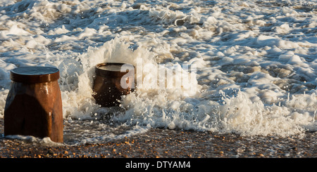 Das Meer wäscht auf den Resten eines längst vergangenen Steg entlang des Strandes von Winchelsea in East Sussex. UK Stockfoto