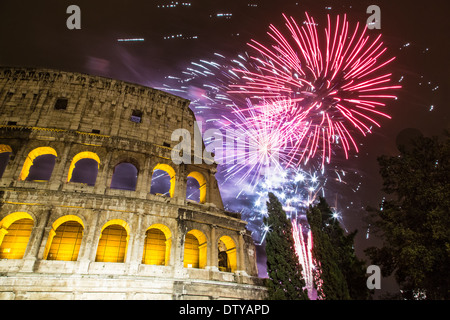 Feuerwerk in der Nähe des Kolosseums in Rom. Ein Ereignis für das neue Jahr. Stockfoto