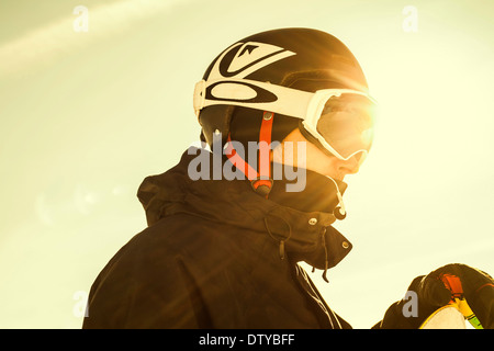 Kaukasischen Mann mit Skibrille und Helm im freien Stockfoto