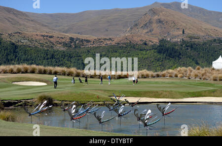 Arrowtown, Neuseeland. 25. Februar 2014. Gesamtansicht des 6. vor dem Start der New Zealand Golf Open in The Hills, Arrowtown, Neuseeland. Bildnachweis: Action Plus Sport Bilder/Alamy Live News Stockfoto