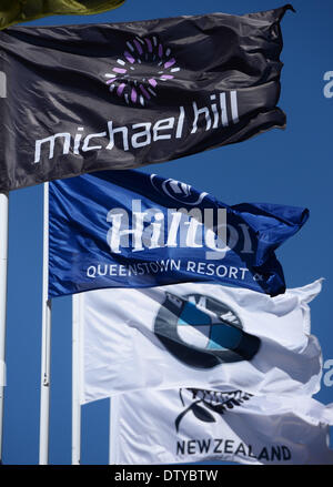 Arrowtown, Neuseeland. 25. Februar 2014. Gesamtansicht der Fahnen vor dem Start der New Zealand Golf Open in The Hills, Arrowtown, Neuseeland. Bildnachweis: Action Plus Sport Bilder/Alamy Live News Stockfoto