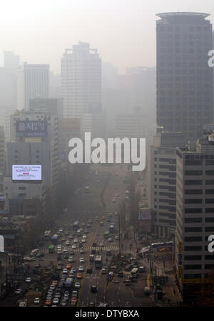 Seoul, Südkorea. 25. Februar 2014. Gebäude sind durch schweren Smog in Seoul, Südkorea am 25. Februar 2014 gesehen. Die Regierung hat eine Warnung an die Menschen zu Hause zu bleiben auffordern. © Park Jin-Hee/Xinhua/Alamy Live-Nachrichten Stockfoto