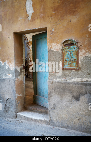 Eine abgenutzte, im Alter von Tür in der Toskana, Toscana, Italien Stockfoto