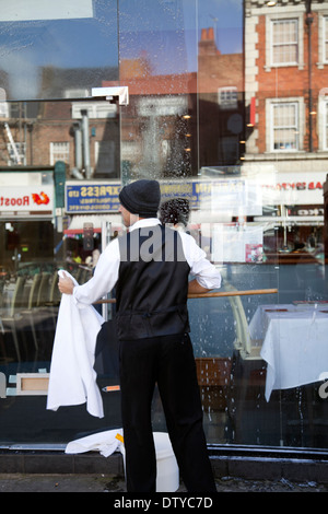 Mann, Fensterputzen Indian Restaurant in Clapham - London-UK Stockfoto