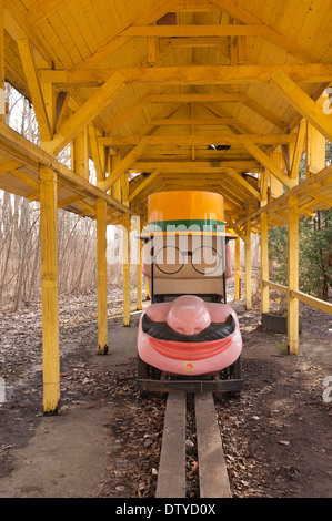 Verlassene verfallene Freizeit vergessene Unterhaltung Funpark mit Ruinen Fahrten verfallenden Festplatz Stockfoto