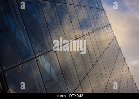 Nahaufnahme von Wolken spiegeln sich in den Fenstern des Hochhauses Stockfoto