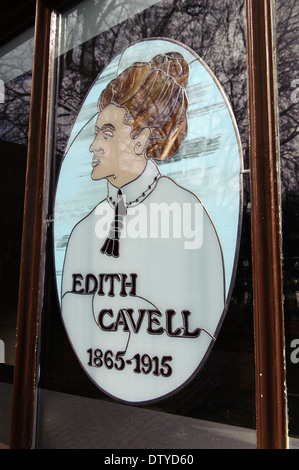 Ein Glasfenster, Darstellung Krankenschwester Edith Cavell, bei "The Edith Cavell" Wirtshaus, Norwich, Norfolk, England, Vereinigtes Königreich Stockfoto