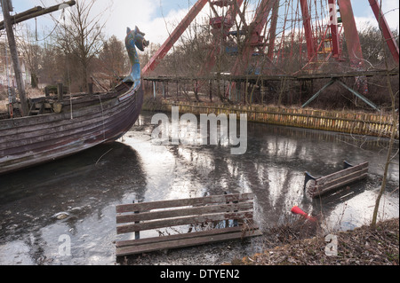 Verlassene verfallene Freizeit vergessene Unterhaltung Funpark mit Ruinen Fahrten verfallenden Festplatz Stockfoto