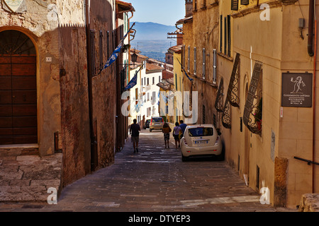 Weißen Fiat 500 geparkt vor einem Haus in Montepulciano, Toskana, Toscana, Italien Stockfoto