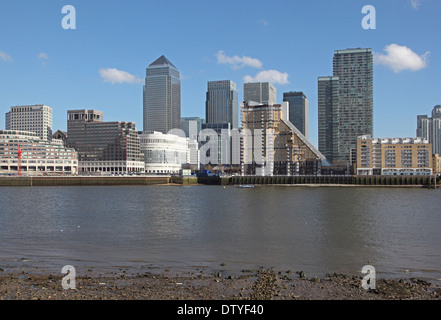 Londons Canary Wharf Entwicklung von der Südseite der Themse in Rotherhithe betrachtet Stockfoto