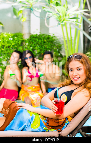 Lust auf asiatische Freunde feiern und trinken Cocktails im Hotel oder Club-Pool-party Stockfoto