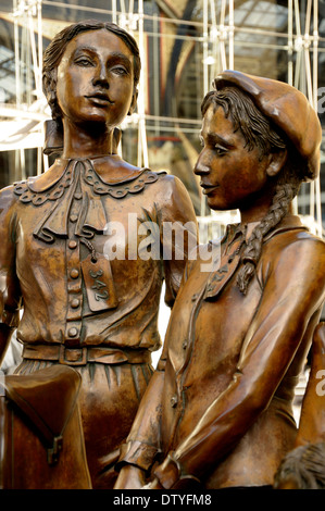 London, England, Vereinigtes Königreich. Kinder der Kindertransport-Denkmal (2006; Frank Meisler) in Liverpool Street Station Stockfoto