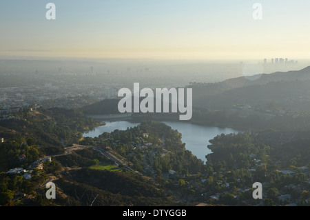 Lake Hollywood oder Hollywood-Reservoir in den Santa Monica Mountains über LA und unter das berühmte Schild Stockfoto