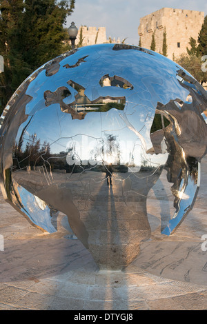 Skulptur von David Breuer-Weil Jerusalem Zentrum der Welt. Alte Mauern Stadtpark. Jerusalem. Israel. Stockfoto