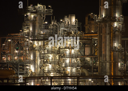 Raffinerie bei Nacht im Europoort, Hafen von Rotterdam, die Niederlande Stockfoto