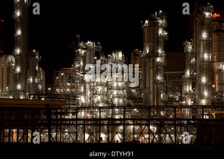 Raffinerie bei Nacht im Europoort, Hafen von Rotterdam, die Niederlande Stockfoto