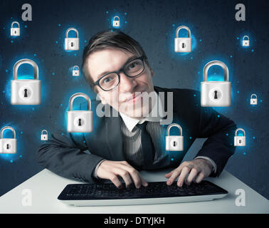 Junge Hacker mit virtuellen Schloss Symbole und Ikonen Stockfoto