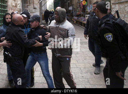 Jerusalem, Palästina. 25. Februar 2014. Palästinensische Männer Handgemenge mit der israelischen Polizei bei einer Gasse führt zu der al-Aqsa-Moschee am 25. Februar 2014 Verbindung in die Altstadt von Jerusalem. Israelische Polizei trat früh heute empfindlichere Al-Aqsa-Moschee zusammengesetzte Steinwürfe palästinensische Demonstranten zu zerstreuen, ein Sprecher der israelischen Polizei sagte Credit: Saeed Qaq/APA Images/ZUMAPRESS.com/Alamy Live News Stockfoto