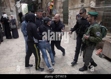 Jerusalem, Palästina. 25. Februar 2014. Palästinensische Männer Handgemenge mit der israelischen Polizei bei einer Gasse führt zu der al-Aqsa-Moschee am 25. Februar 2014 Verbindung in die Altstadt von Jerusalem. Israelische Polizei trat früh heute empfindlichere Al-Aqsa-Moschee zusammengesetzte Steinwürfe palästinensische Demonstranten zu zerstreuen, ein Sprecher der israelischen Polizei sagte Credit: Saeed Qaq/APA Images/ZUMAPRESS.com/Alamy Live News Stockfoto