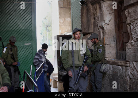 Jerusalem, Palästina. 25. Februar 2014. Israelische Sicherheitskräfte Wache stehen in einer Gasse führt zu der al-Aqsa-Moschee am 25. Februar 2014 Verbindung in die Altstadt von Jerusalem. Israelische Polizei trat früh heute empfindlichere Al-Aqsa-Moschee zusammengesetzte Steinwürfe palästinensische Demonstranten zu zerstreuen, ein Sprecher der israelischen Polizei sagte Credit: Saeed Qaq/APA Images/ZUMAPRESS.com/Alamy Live News Stockfoto