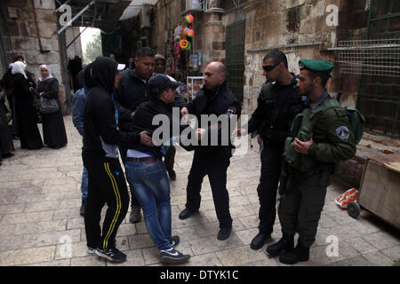 Jerusalem, Palästina. 25. Februar 2014. Palästinensische Männer Handgemenge mit der israelischen Polizei bei einer Gasse führt zu der al-Aqsa-Moschee am 25. Februar 2014 Verbindung in die Altstadt von Jerusalem. Israelische Polizei trat früh heute empfindlichere Al-Aqsa-Moschee zusammengesetzte Steinwürfe palästinensische Demonstranten zu zerstreuen, ein Sprecher der israelischen Polizei sagte Credit: Saeed Qaq/APA Images/ZUMAPRESS.com/Alamy Live News Stockfoto