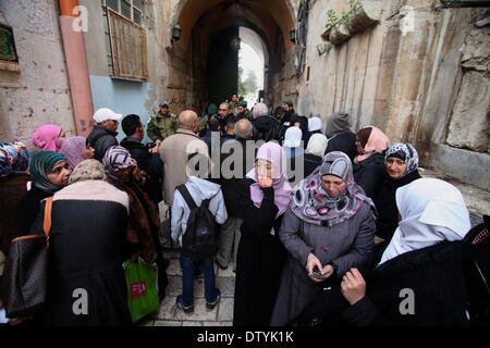 Jerusalem, Palästina. 25. Februar 2014. Palästinenser überqueren einer Gasse führt zu der al-Aqsa-Moschee am 25. Februar 2014 Verbindung in die Altstadt von Jerusalem. Israelische Polizei trat früh heute empfindlichere Al-Aqsa-Moschee zusammengesetzte Steinwürfe palästinensische Demonstranten zu zerstreuen, ein Sprecher der israelischen Polizei sagte Credit: Saeed Qaq/APA Images/ZUMAPRESS.com/Alamy Live News Stockfoto