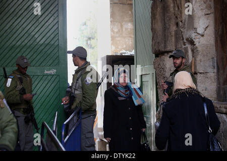 Jerusalem, Palästina. 25. Februar 2014. Israelische Sicherheitskräfte Wache stehen in einer Gasse führt zu der al-Aqsa-Moschee am 25. Februar 2014 Verbindung in die Altstadt von Jerusalem. Israelische Polizei trat früh heute empfindlichere Al-Aqsa-Moschee zusammengesetzte Steinwürfe palästinensische Demonstranten zu zerstreuen, ein Sprecher der israelischen Polizei sagte Credit: Saeed Qaq/APA Images/ZUMAPRESS.com/Alamy Live News Stockfoto