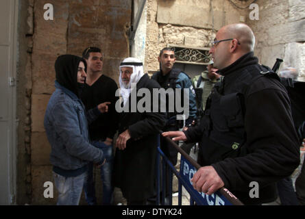 Jerusalem, Palästina. 25. Februar 2014. Palästinenser Handgemenge mit israelischen Sicherheitskräften Wachposten an einer Gasse führt zu der al-Aqsa-Moschee am 25. Februar 2014 Verbindung in die Altstadt von Jerusalem. Israelische Polizei trat früh heute empfindlichere Al-Aqsa-Moschee zusammengesetzte Steinwürfe palästinensische Demonstranten zu zerstreuen, ein Sprecher der israelischen Polizei sagte Credit: Saeed Qaq/APA Images/ZUMAPRESS.com/Alamy Live News Stockfoto