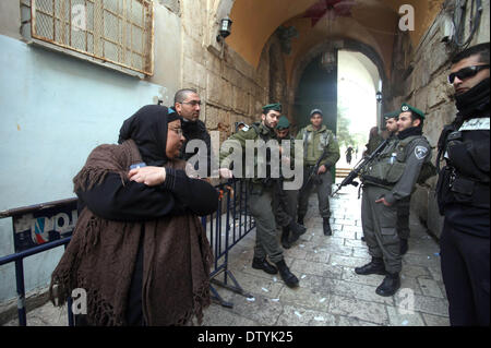 Jerusalem, Palästina. 25. Februar 2014. Israelische Sicherheitskräfte Wache stehen in einer Gasse führt zu der al-Aqsa-Moschee am 25. Februar 2014 Verbindung in die Altstadt von Jerusalem. Israelische Polizei trat früh heute empfindlichere Al-Aqsa-Moschee zusammengesetzte Steinwürfe palästinensische Demonstranten zu zerstreuen, ein Sprecher der israelischen Polizei sagte Credit: Saeed Qaq/APA Images/ZUMAPRESS.com/Alamy Live News Stockfoto