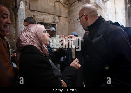 Jerusalem, Palästina. 25. Februar 2014. Eine Palästinenserin argumentiert mit israelischen Sicherheitskräften Wachposten an einer Gasse führt zu der al-Aqsa-Moschee am 25. Februar 2014 Verbindung in die Altstadt von Jerusalem. Israelische Polizei trat früh heute empfindlichere Al-Aqsa-Moschee zusammengesetzte Steinwürfe palästinensische Demonstranten zu zerstreuen, ein Sprecher der israelischen Polizei sagte Credit: Saeed Qaq/APA Images/ZUMAPRESS.com/Alamy Live News Stockfoto