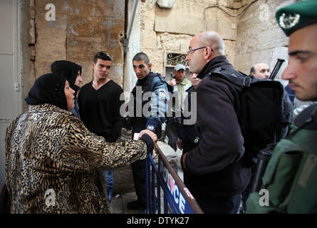 Jerusalem, Palästina. 25. Februar 2014. Eine Palästinenserin argumentiert mit israelischen Sicherheitskräften Wachposten an einer Gasse führt zu der al-Aqsa-Moschee am 25. Februar 2014 Verbindung in die Altstadt von Jerusalem. Israelische Polizei trat früh heute empfindlichere Al-Aqsa-Moschee zusammengesetzte Steinwürfe palästinensische Demonstranten zu zerstreuen, ein Sprecher der israelischen Polizei sagte Credit: Saeed Qaq/APA Images/ZUMAPRESS.com/Alamy Live News Stockfoto