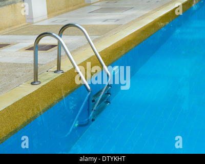 Schnappen Sie sich Bars Leiter im Schwimmbad bei Tageslicht Stockfoto