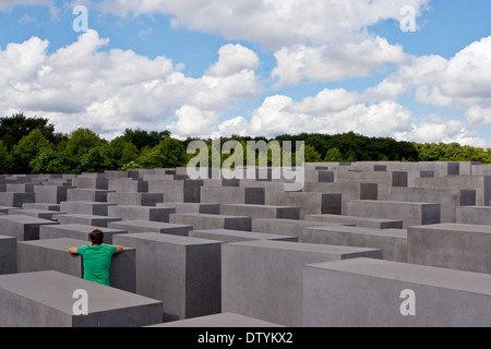 Ein Besucher in der Gedenkstätte für die ermordeten Juden Europas (auch bekannt als das Holocaust-Mahnmal), in Berlin, Deutschland. Stockfoto