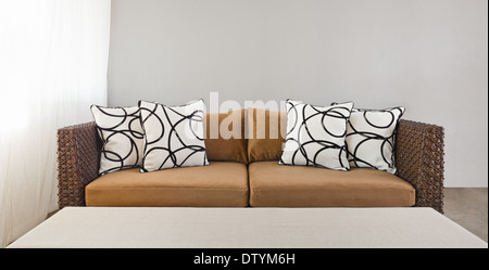 Beige Sofa mit bunten Kissen in einfache Einstellung Stockfoto