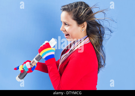 indische Mädchen Zeitungen singen Stockfoto