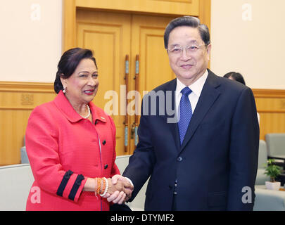 Peking, China. 25. Februar 2014. Yu Zhengsheng (R), Vorsitzender des Nationalkomitees der chinesischen politischen Beratenden Konferenz (CPPCC), trifft sich mit Premierminister von Trinidad und Tobago Kamla Persad-Bissessar, in Peking, Hauptstadt von China, 25. Februar 2014. © Yao Dawei/Xinhua/Alamy Live-Nachrichten Stockfoto