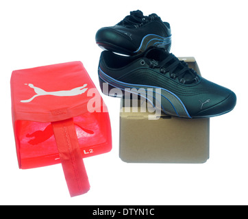 Ein paar Damen Schwarz Leder Puma Fitness Schuhe Stockfoto