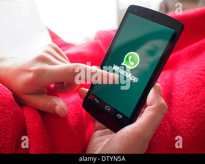 Person, die Smartphone mit Messaging-app WhatsApp Stockfoto