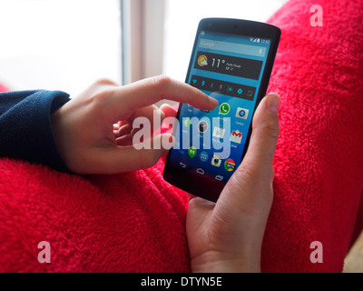 Person, die Smartphone mit Messaging-app WhatsApp Stockfoto