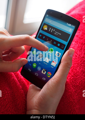 Person, die Smartphone mit Messaging-app WhatsApp Stockfoto