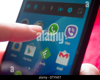 Person, die Smartphone mit Messaging-app WhatsApp Stockfoto