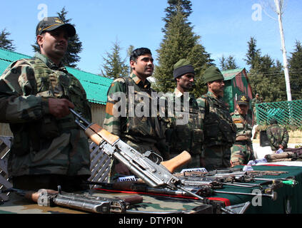 Srinagar, indisch verwalteten Teil Kaschmirs 25 Februar indische Armee Soldaten Anständen Arme & Ammunationt Wiederherstellungen Dardpura Lolab Norden Kaschmir Kupwara District nach einer schweren Schusswechsel im Wald Bereich Feuergefecht zwischen mutmaßlichen Militanten & 18 Rashtiya Gewehre im Norden Kaschmirs der Betrieb geht weiter, bis Berichte in 110 km von Srinagar mindestens sieben Millitants (7) kam gestern Nacht Polizei getötet, sagte Suhail / Alamy Live News) l Stockfoto