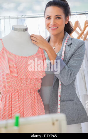 Lächelnde Mode-Designer Kleid anpassen Stockfoto