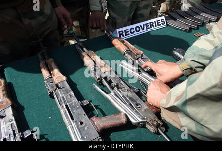 Srinagar, indisch verwalteten Teil Kaschmirs 25 Februar indische Armee Soldaten Anständen Arme & Ammunationt Wiederherstellungen Dardpura Lolab Norden Kaschmir Kupwara District nach einer schweren Schusswechsel im Wald Bereich Feuergefecht zwischen mutmaßlichen Militanten & 18 Rashtiya Gewehre im Norden Kaschmirs der Betrieb geht weiter, bis Berichte in 110 km von Srinagar mindestens sieben Millitants (7) kam gestern Nacht Polizei getötet, sagte Suhail / Alamy Live News) l Stockfoto