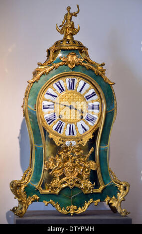 Rudolstadt, Deutschland. 25. Februar 2014. Eine Uhr, die königliche Uhrmacher Louis Mynuel von Paris ca. 1725 gemacht ist auf dem Display auf Schloss Heidecksburg in Rudolstadt, Deutschland, 25. Februar 2014. Die Uhr wurde als eine Neuanschaffung auf der Jahrespressekonferenz des Thüringer State Museum Heidecksburg präsentiert. Foto: MARTIN SCHUTT/DPA/Alamy Live-Nachrichten Stockfoto