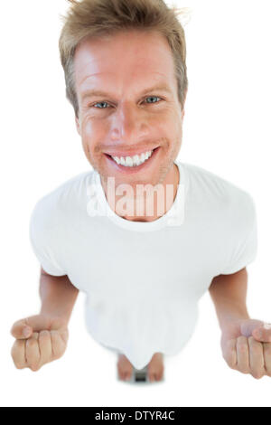 Glücklicher Mann auf eine Waage Stockfoto