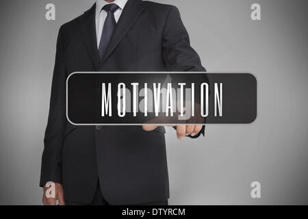 Unternehmer, die das Wort Motivation geschrieben am schwarzen Tag auswählen Stockfoto