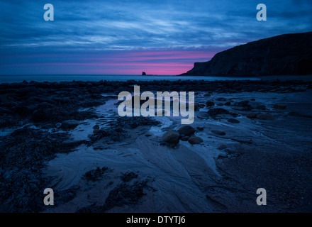 Sonnenaufgang am gegen Bay Whitby, North Yorkshire England UK Stockfoto