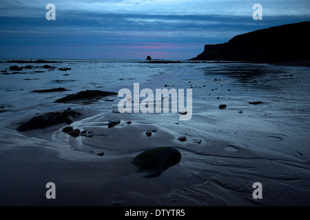 Sonnenaufgang am Strand gegen Bay Whitby, North Yorkshire England UK Stockfoto